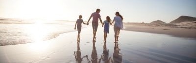 Une famille de 4 sur une plageUne famille de 4 sur une plage