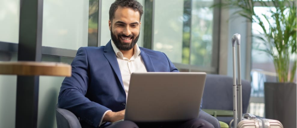 homme-corporate-ordinateur