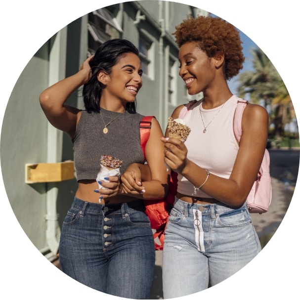 ragazze mangiano un gelato