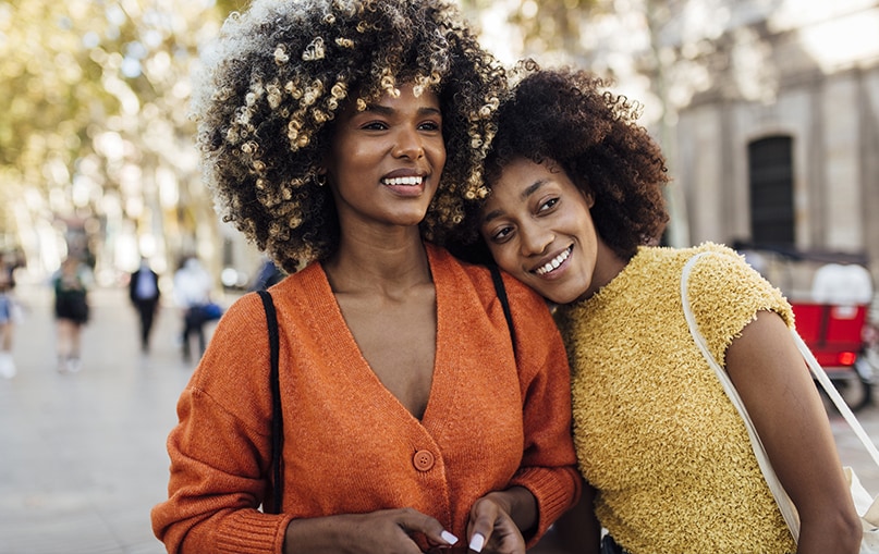 due ragazze passeggiano insieme in una giornata di sole
