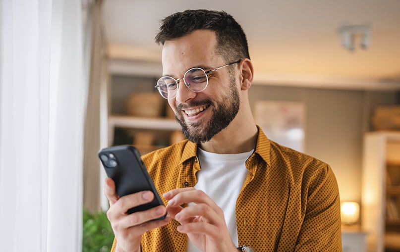 ragazzo usa lo smartphone nel salotto di casa