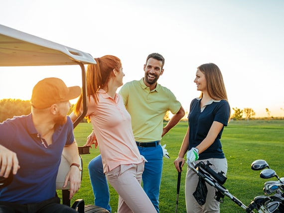 ragazzo usa lo smartphone nel salotto di casa