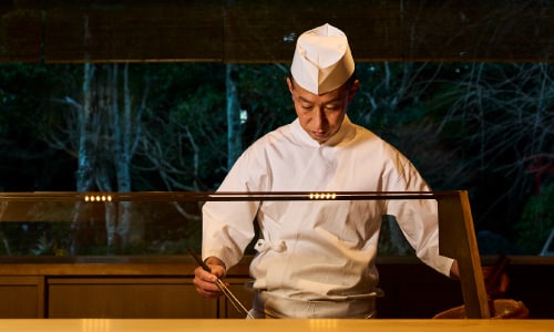 調理をしている店主 志村氏
