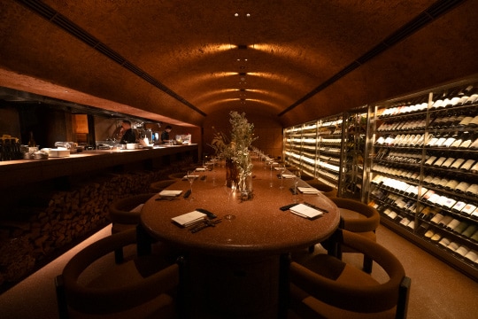 まるで洞窟に作られたレストランのような独特の空間