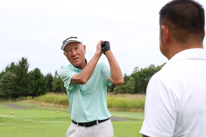 青木プロのレッスンはわかりやすくて効果抜群「最後までグリップを握る。これが1番大事」