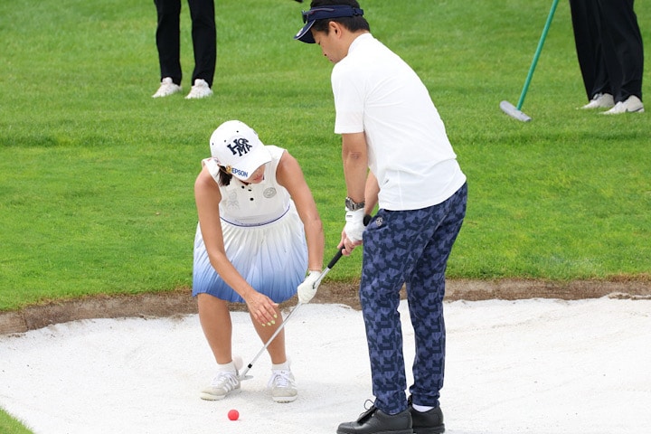 イ・ボミプロは参加者全員にレッスン バンカーが苦手だった人もナイスアウト！