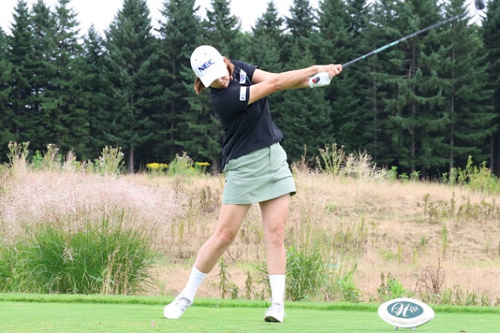 間近で見るプロたちのショットは 迫力満点！「音が違いました」