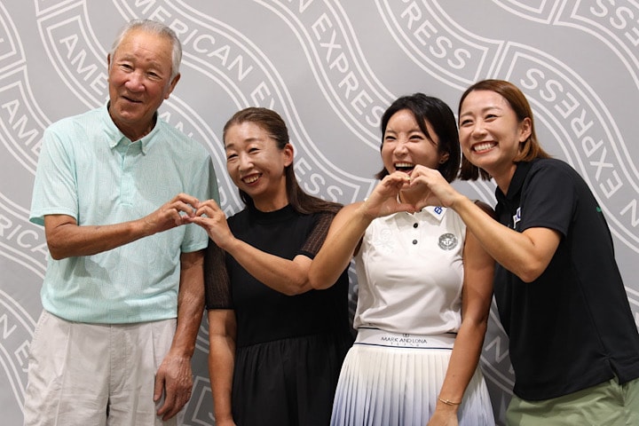 ミート＆グリートでは 全員が好きなポーズで4ショット撮影