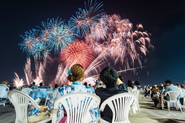  夏の横浜の風物詩 打ち上がる花火を間近で堪能