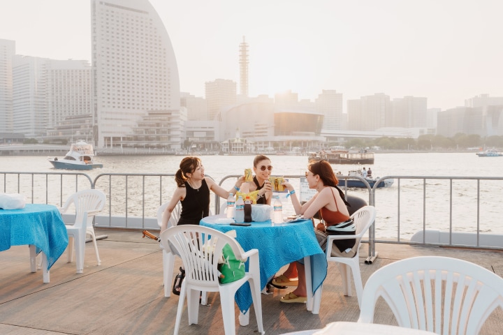  座席はリラックスできるガーデンテーブル