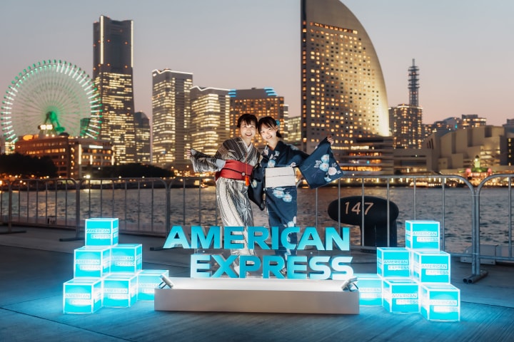  夜景が広がるフォトスポットで 今日の思い出を、記念の１枚に