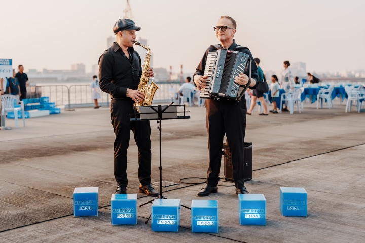 ミュージシャンの奏でるリズムが カード会員様をお迎え