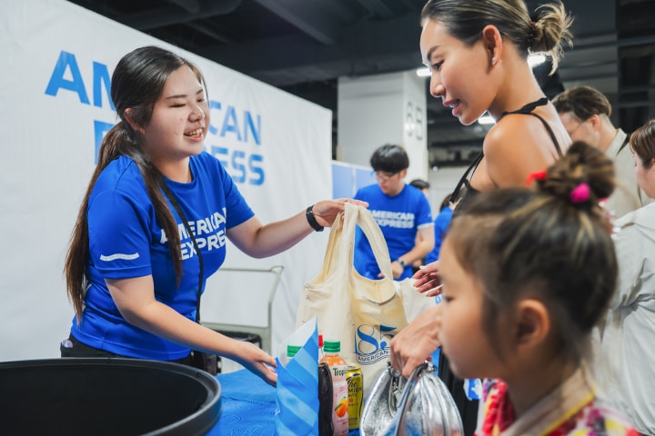 ドリンクやスナック アメックスオリジナルグッズをお渡し