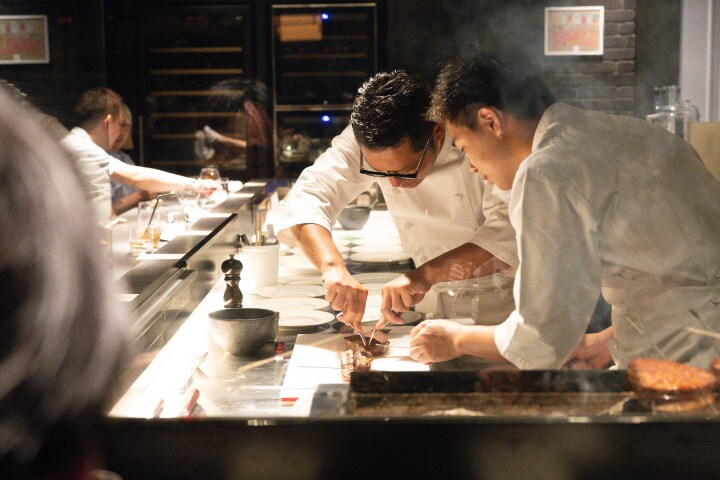 カウンター越しに眺める西淵シェフの技  食材や調理法の説明にも興味を惹かれます