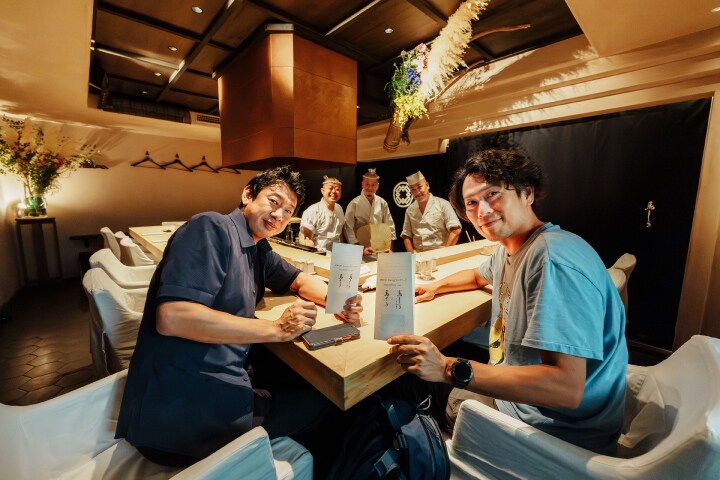 職人たちによる活気に満ちた雰囲気も  料理への期待感を膨らませます