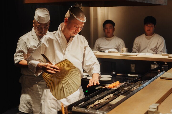 炭火が踊り、香りが立つ  五感で堪能する至福の焼鳥体験