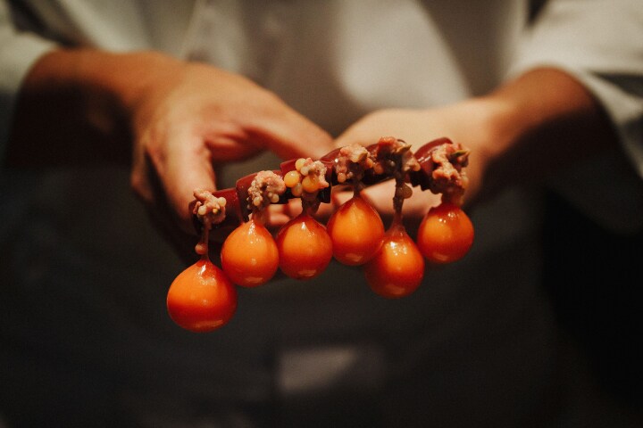 「鳥さき」名物の「ちょうちん」も  畑氏が焼台に立って提供します