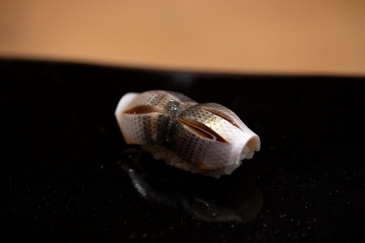 10品前後のおまかせ料理と　江戸前鮨を組み合わせた特別コース