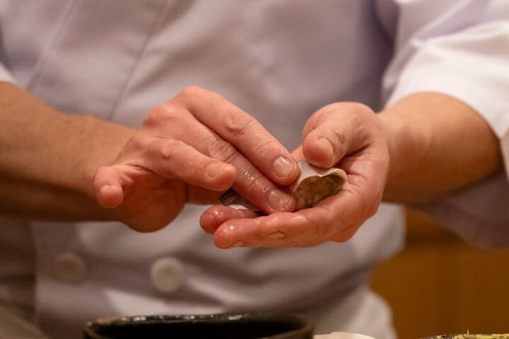 流れるように優雅な所作から　一貫ずつ、鮨を握っていく杉田氏