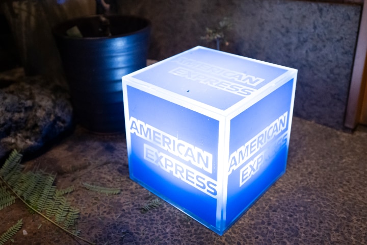 閑静なしつらえの入口前に置かれた　アメックスの装飾がお迎えします