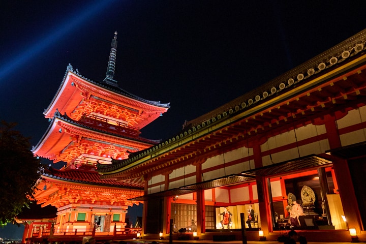 通常非公開の経堂の蔀戸（しとみど）が開かれ、和洋の楽器が奏でる一夜限りの特別演奏。