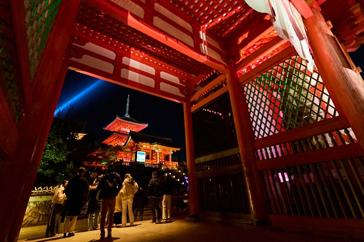 仁王門の向こうに浮かぶ壮麗な西門と三重塔。光に導かれ、特別な夜への期待が高まります。