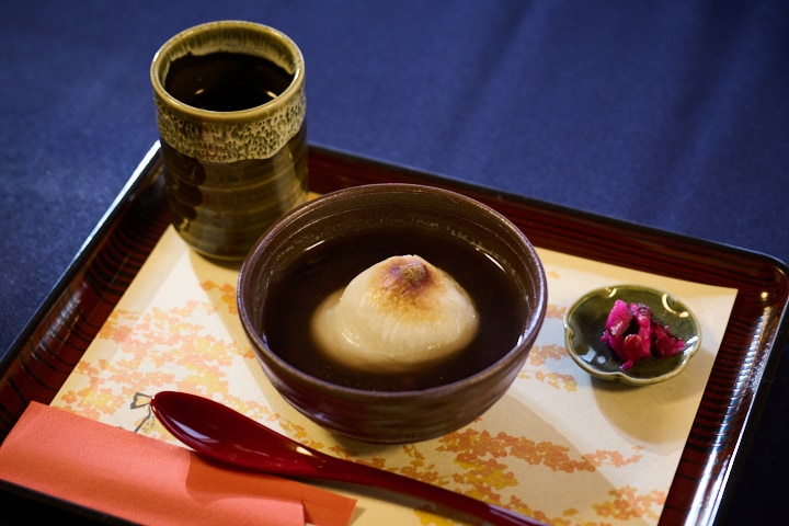 入場前に、温かなおぜんざいのおもてなし ねねさんの好物に舌鼓