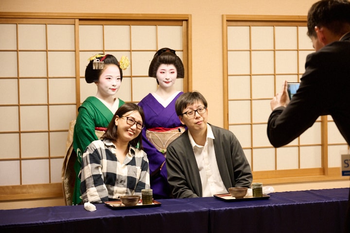 芸舞妓との記念撮影 間近で接する喜びに自然と笑みが広がる