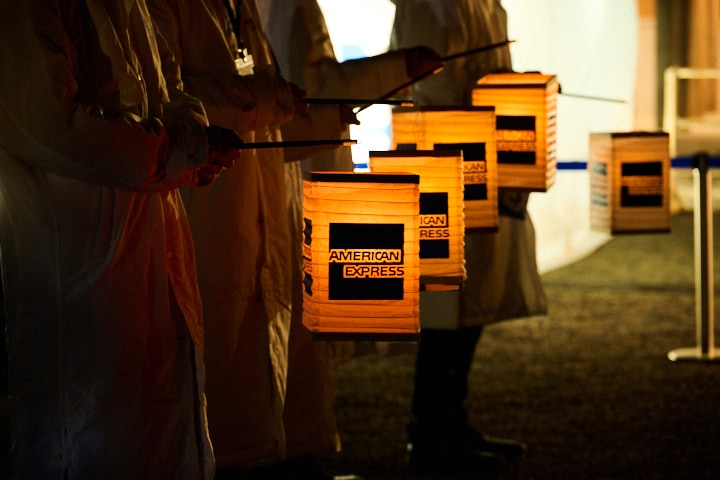 ロゴ提灯が誘う優先入場 受付行列に並ばず、専用導線で入口へご案内