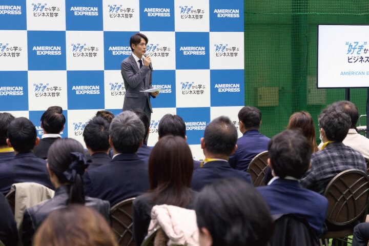  第一部のビジネスセミナーは明治神宮外苑室内競技場にて開催