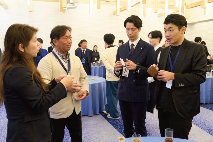 参加者同士での会話にも花が咲く　名刺交換もビジネス・カード会員ならでは