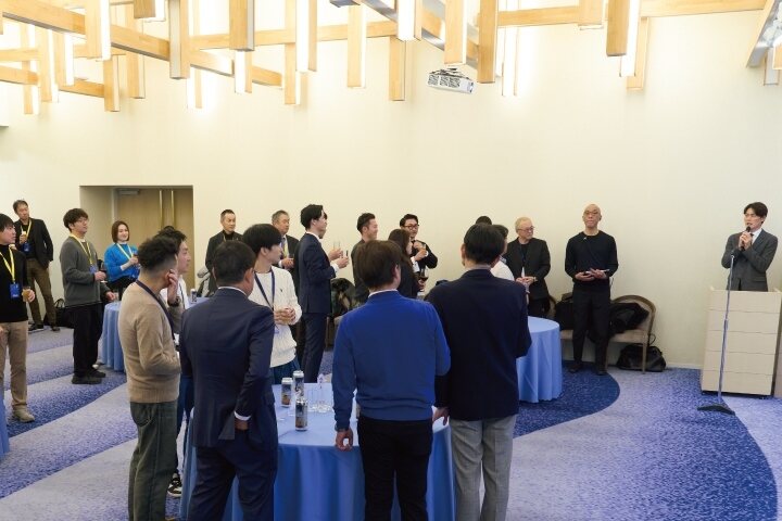東郷記念館で行われた懇親会　上重さんの司会進行により乾杯
