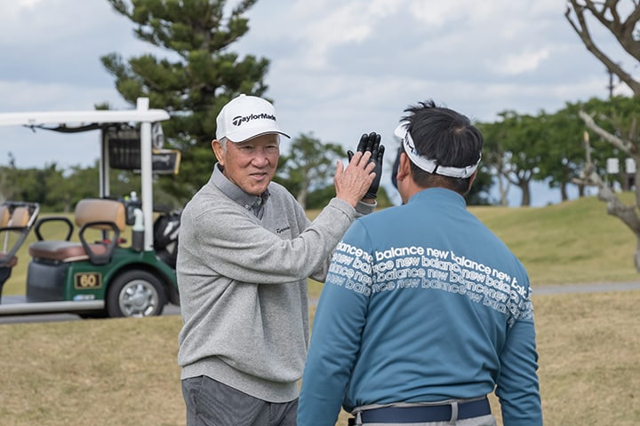  青木功プロは全員にアドバイス 「最後まで左手を離してはいけない」