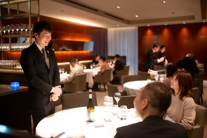 上質な落ち着いた空間でホールスタッフが丁寧におもてなし