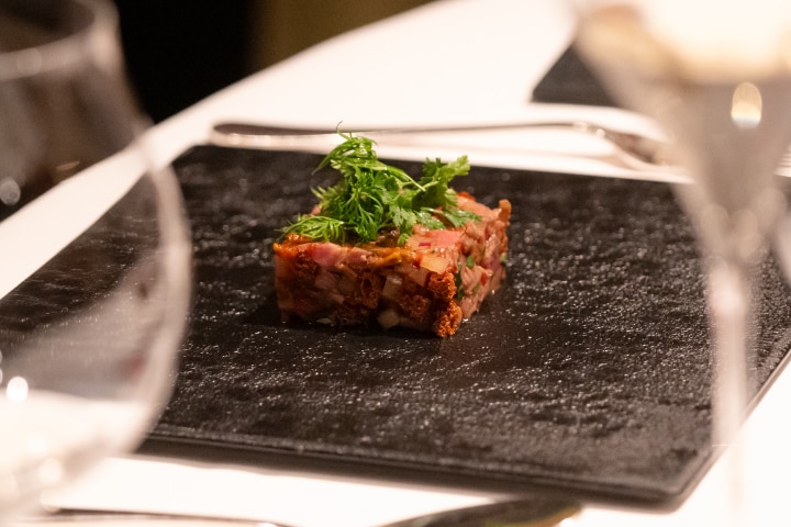 強火で香りを出した大和榛原牛をハーブと合わせたタルタル