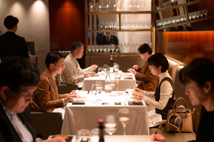 次々に運ばれる創造の一皿思わず見とれるひととき