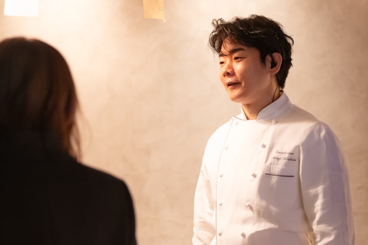 岸田シェフもカード会員様にご挨拶記念写真を撮影するシーンも