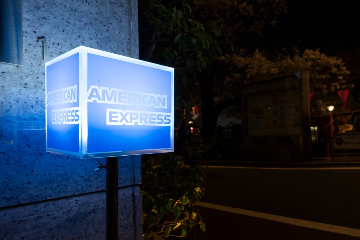 桜が満開となった中目黒にある会場 アメックスの装飾が目印です