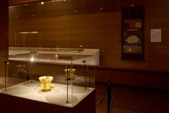 霊宝館に展示された金の天目茶碗　時を超えて伝わる桃山文化の絢爛の美