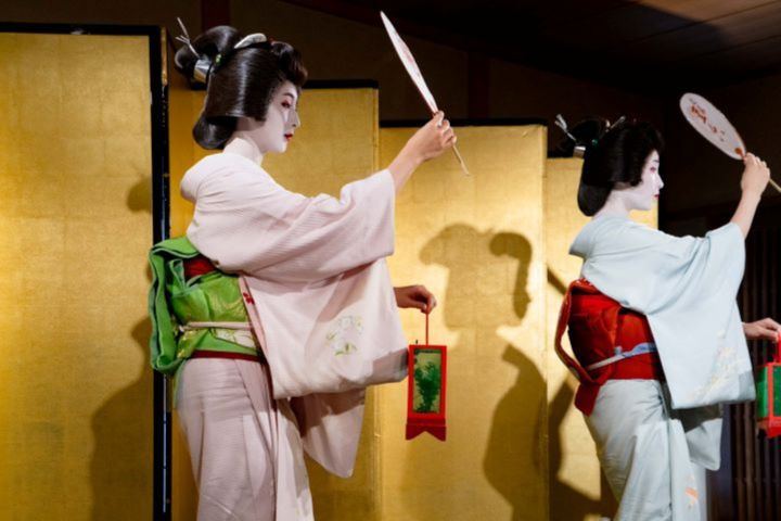 祇園甲部の芸妓が舞う京舞「蛍狩り」。 団扇と虫籠が描き出す、夏の宵の情景