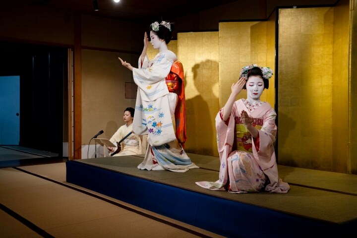 祇園甲部の舞妓が舞う「祇園小唄」春と夏。 京の四季を映す、優雅な舞姿