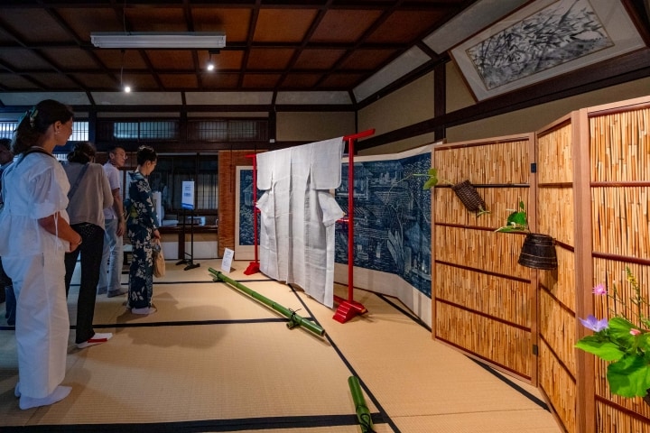 特別展示された希少な越後上布「十二亀甲」 精緻な織りに宿る伝統美に見入る