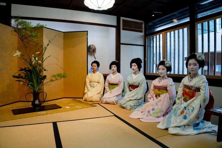 玄関に勢ぞろいした芸舞妓による 雅なお見送り