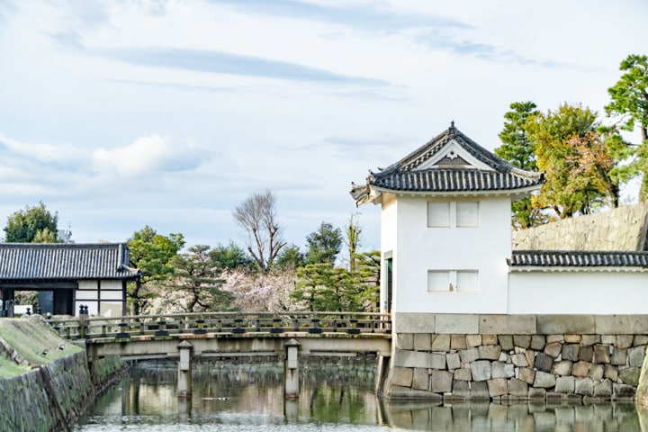 本丸櫓門と内堀に映る桜景色に漂う、　早朝貸切ならではの清らかな静けさ