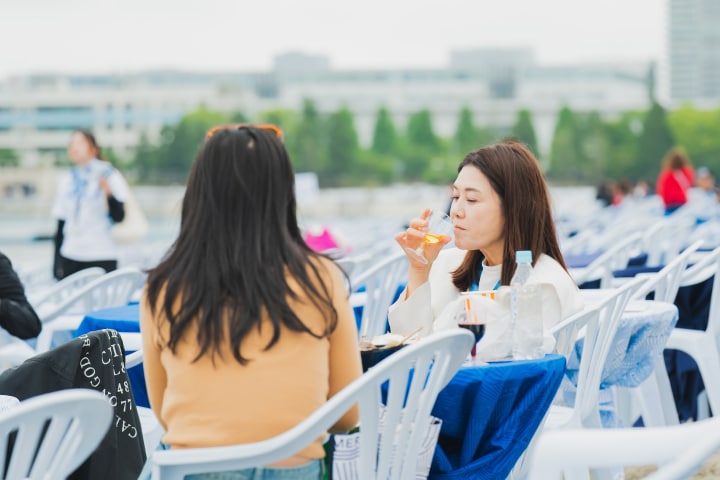 開演までの時間をリラックスして過ごせる テーブルとガーデンチェア