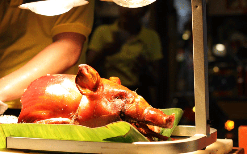 カリカリの皮とジューシーなお肉のハーモナイズがたまらないレチョン。