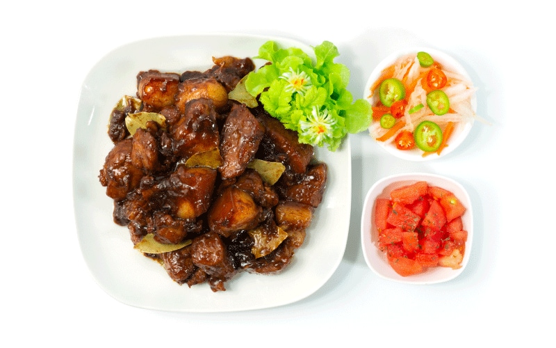 ごろっとしたお肉たっぷりのアドボはパワーチャージにピッタリ。