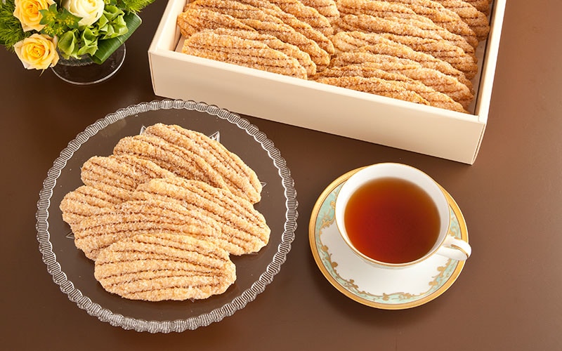 一つひとつを職人の手作業で成形した本格派。華やかな形と大きめのサイズで1枚でも贅沢感ある「銀座ウエストのリーフパイ」
