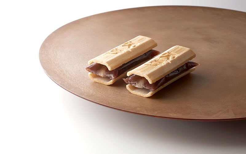 自分で最中種と餡を合わせて食べる「たねや」の「ふくみ天平」