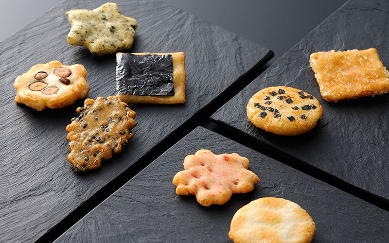 8種類のあられが1袋に入った京都の老舗「小倉山荘」の「をぐら山春秋」